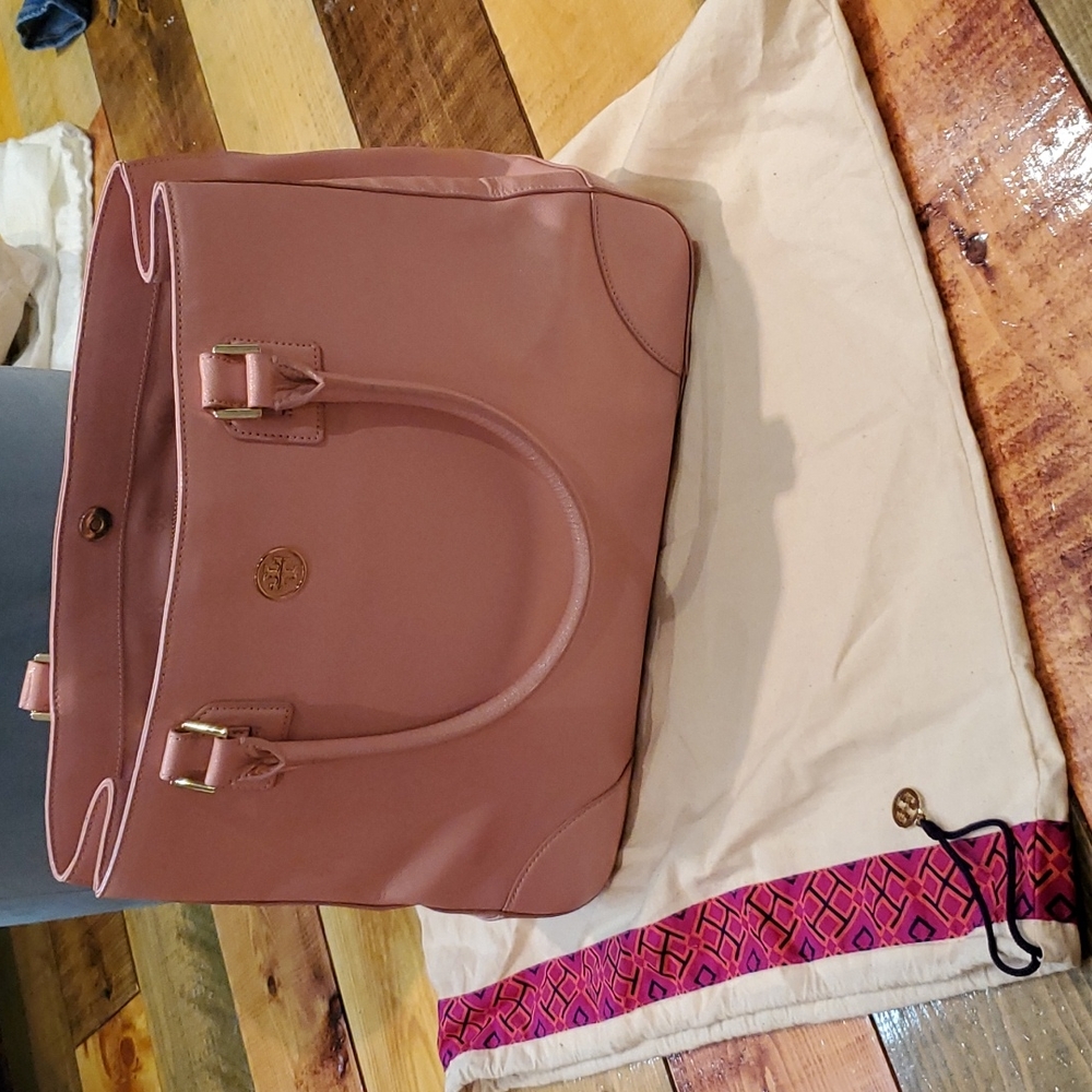 Gorgeous Tory Burch purse